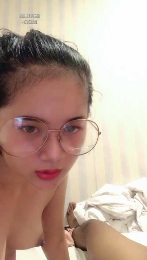 Ade kacamata cantik menawan
