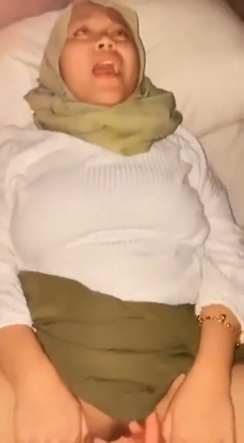 Abg hijab tobrut desah keenakan